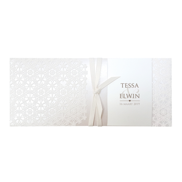 Trouwkaart Elegante pochette trouwkaart in parelmoer papier met suede inkt en glimmend wit lintje