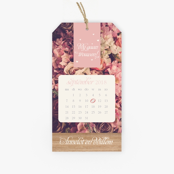 Trouwkaart Label met bloemen en kalender roze