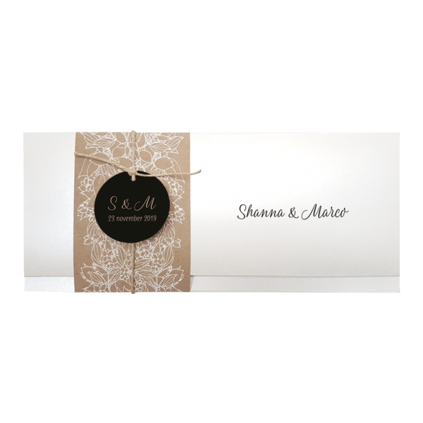 Trouwkaart Stijlvolle trouwkaart in parelmoer papier met wikkel met bloemenmotief